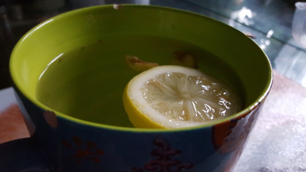 Häll vatten på ingefära och citron. Låt stå minst 3 minuter. Detta har stått över natten